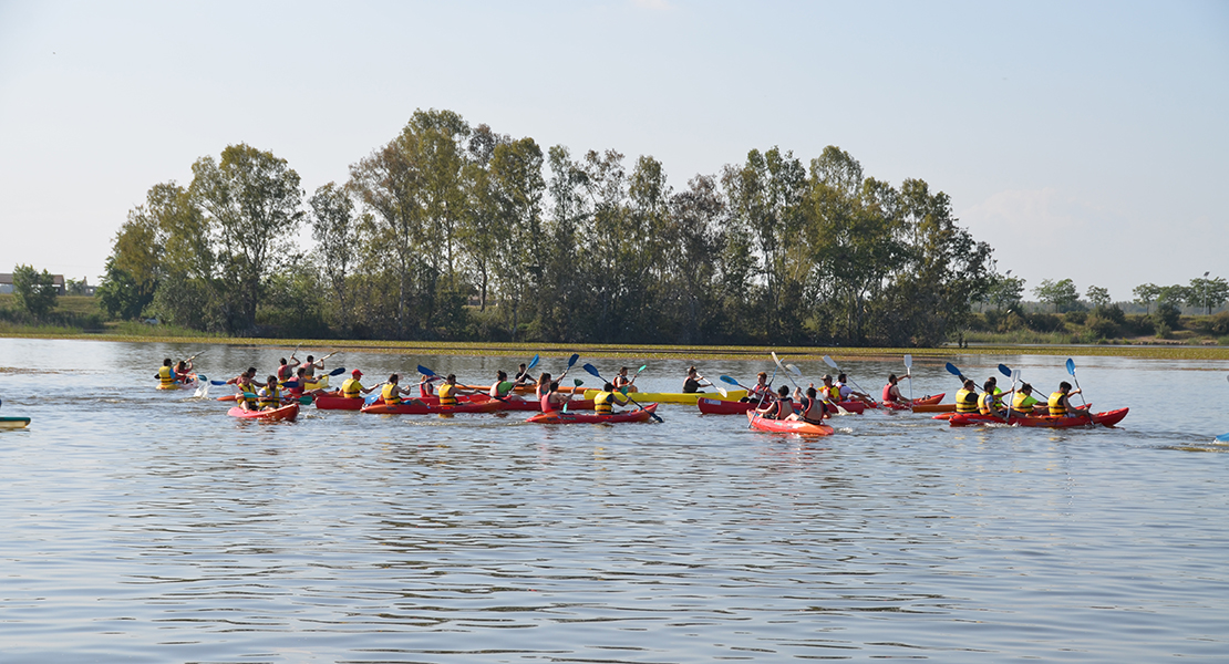 Los alumnos de Agrarias se lanzan en piragua al río Guadiana