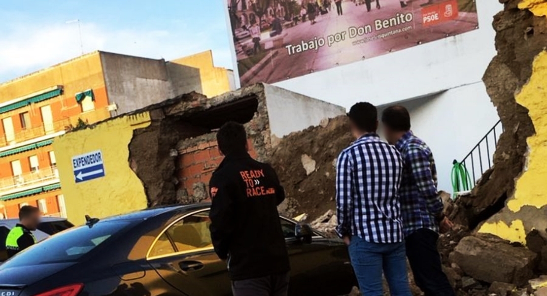 Se derrumba una tapia sobre un automóvil