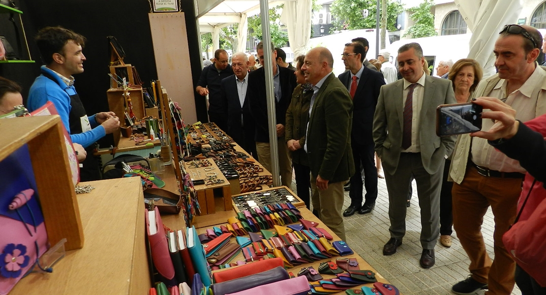 Artesanía y alimentos extremeños en el Paseo de Cánovas de Cáceres