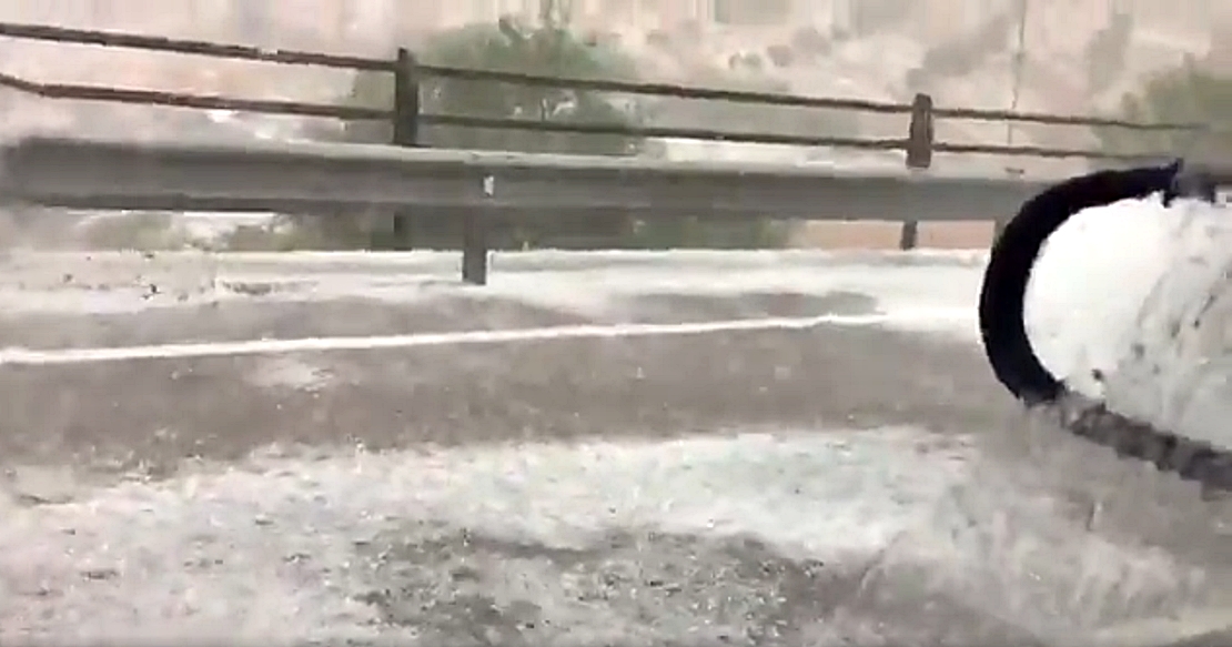 El granizo obliga a parar los coches cerca de Hornachos