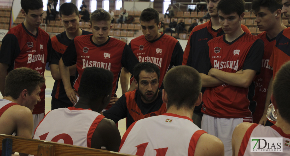 Imágenes de los cuartos del nacional junior de baloncesto de Badajoz