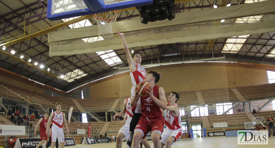 Imágenes de los cuartos del nacional junior de baloncesto de Badajoz