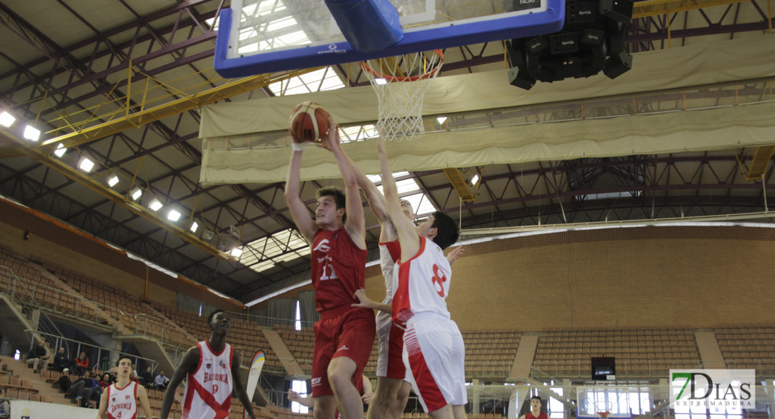 Imágenes de los cuartos del nacional junior de baloncesto de Badajoz