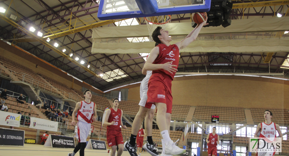 Imágenes de los cuartos del nacional junior de baloncesto de Badajoz