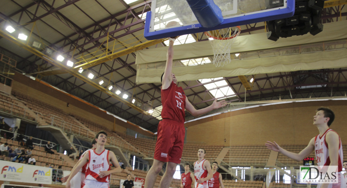 Imágenes de los cuartos del nacional junior de baloncesto de Badajoz