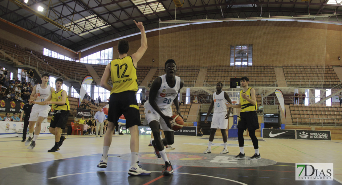 Imágenes de los cuartos del nacional junior de baloncesto de Badajoz