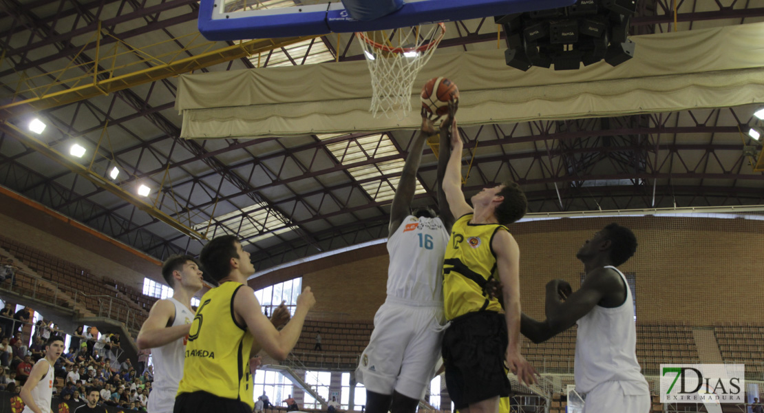 Imágenes de los cuartos del nacional junior de baloncesto de Badajoz