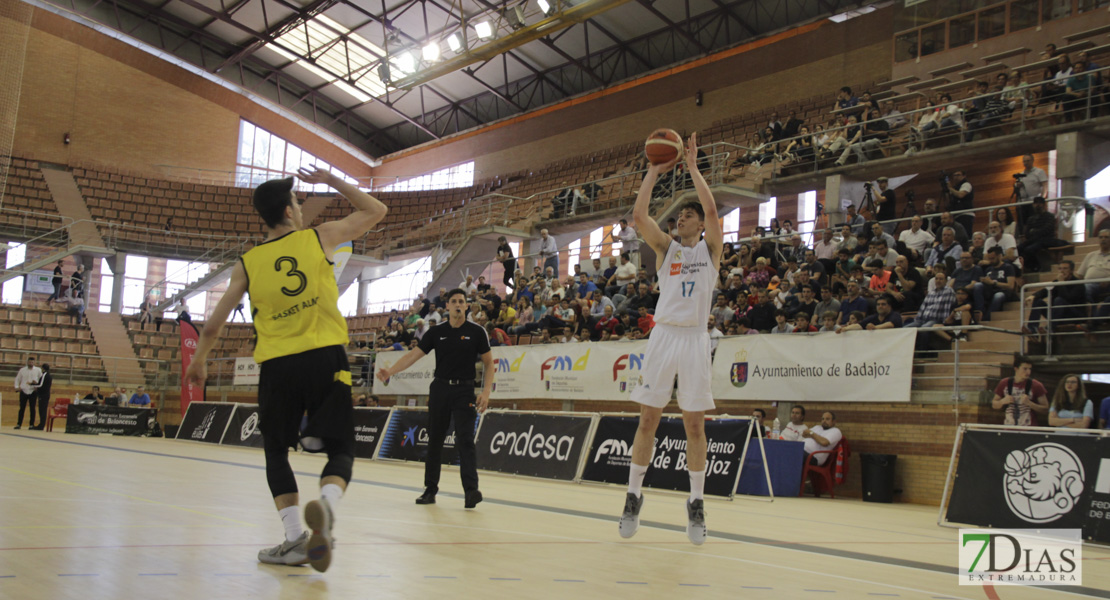 Imágenes de los cuartos del nacional junior de baloncesto de Badajoz