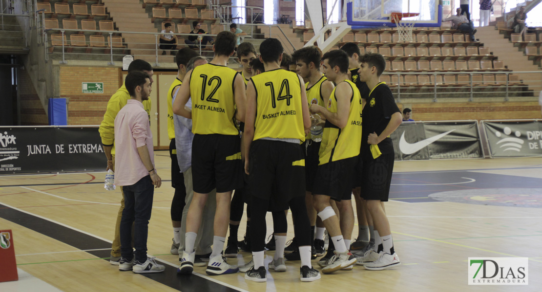 Imágenes de los cuartos del nacional junior de baloncesto de Badajoz