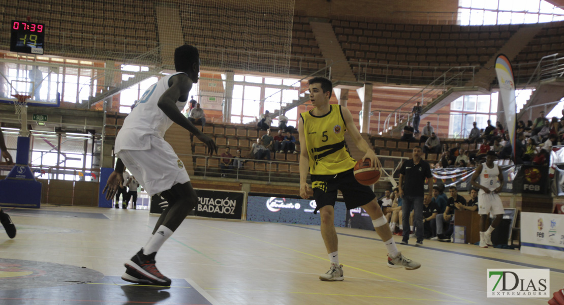 Imágenes de los cuartos del nacional junior de baloncesto de Badajoz