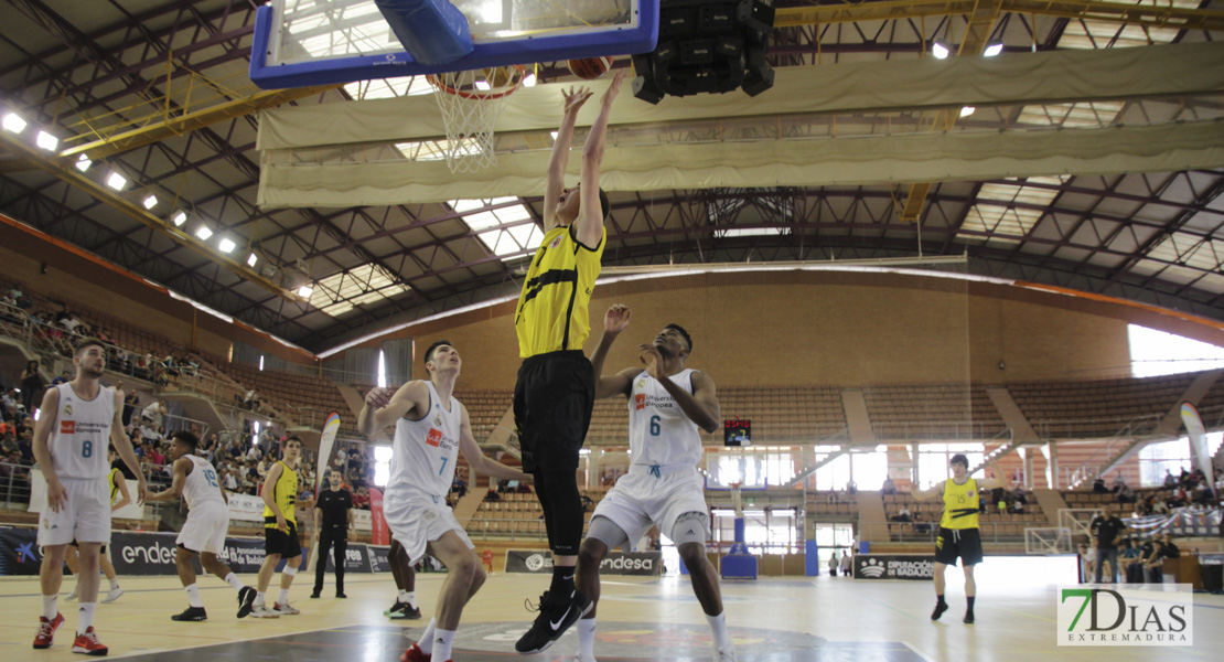 Imágenes de los cuartos del nacional junior de baloncesto de Badajoz