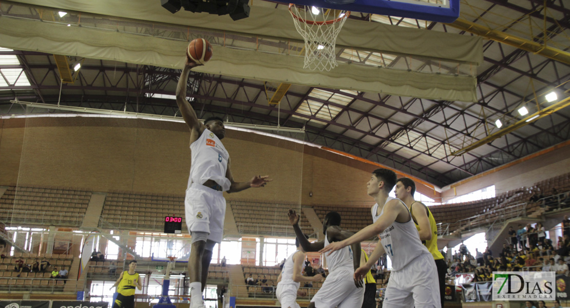 Imágenes de los cuartos del nacional junior de baloncesto de Badajoz