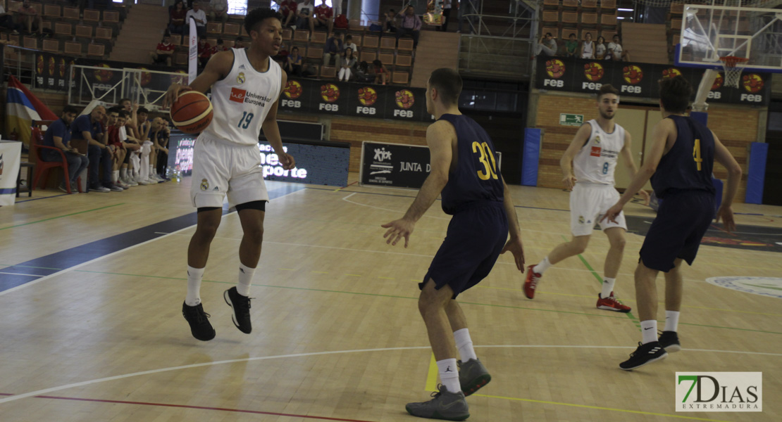 Imágenes de las semifinales del nacional de baloncesto junior de Badajoz