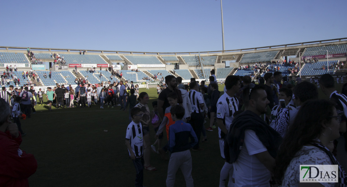 Los blanquinegros celebran la permanencia en el césped del Nuevo Vivero