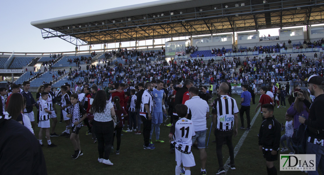 Los blanquinegros celebran la permanencia en el césped del Nuevo Vivero