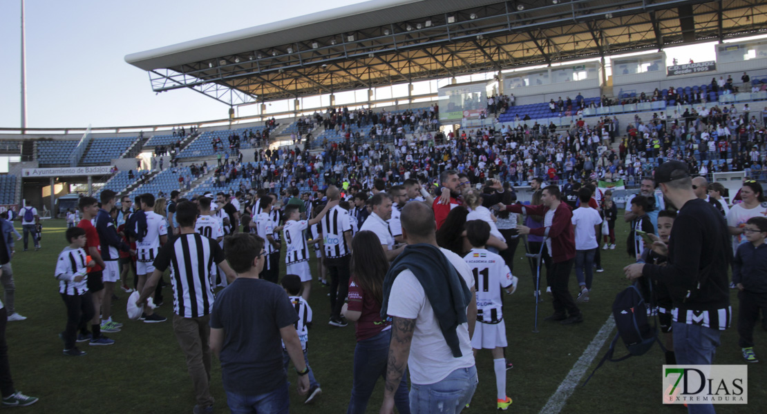 Los blanquinegros celebran la permanencia en el césped del Nuevo Vivero