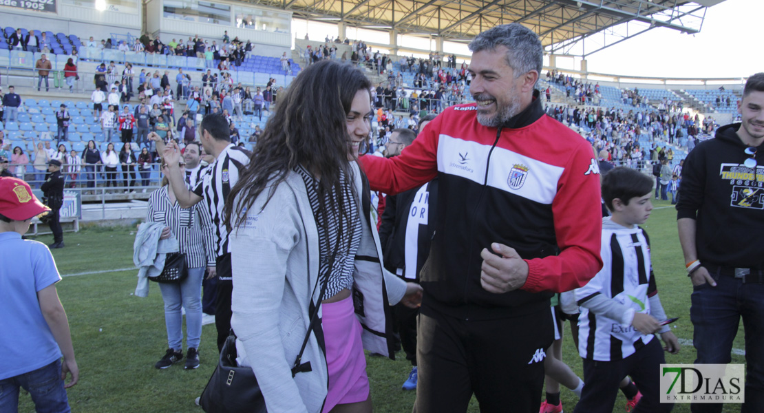 Los blanquinegros celebran la permanencia en el césped del Nuevo Vivero