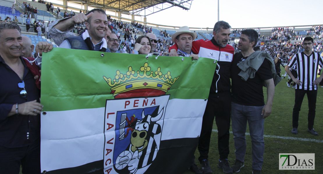 Los blanquinegros celebran la permanencia en el césped del Nuevo Vivero