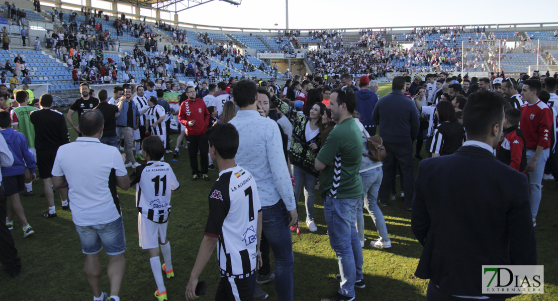 Los blanquinegros celebran la permanencia en el césped del Nuevo Vivero