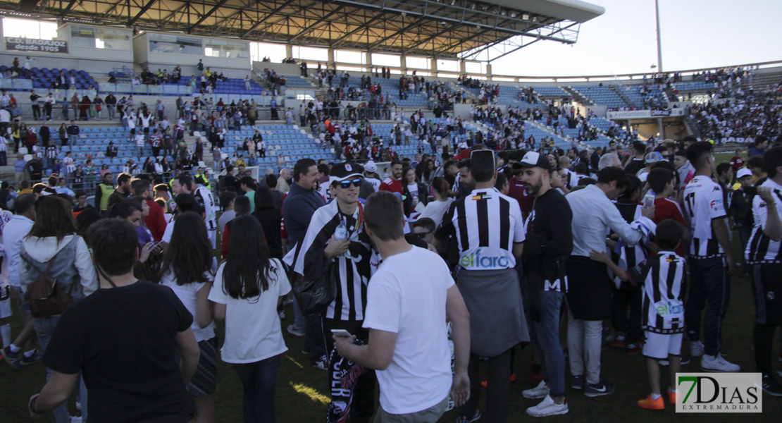 Los blanquinegros celebran la permanencia en el césped del Nuevo Vivero