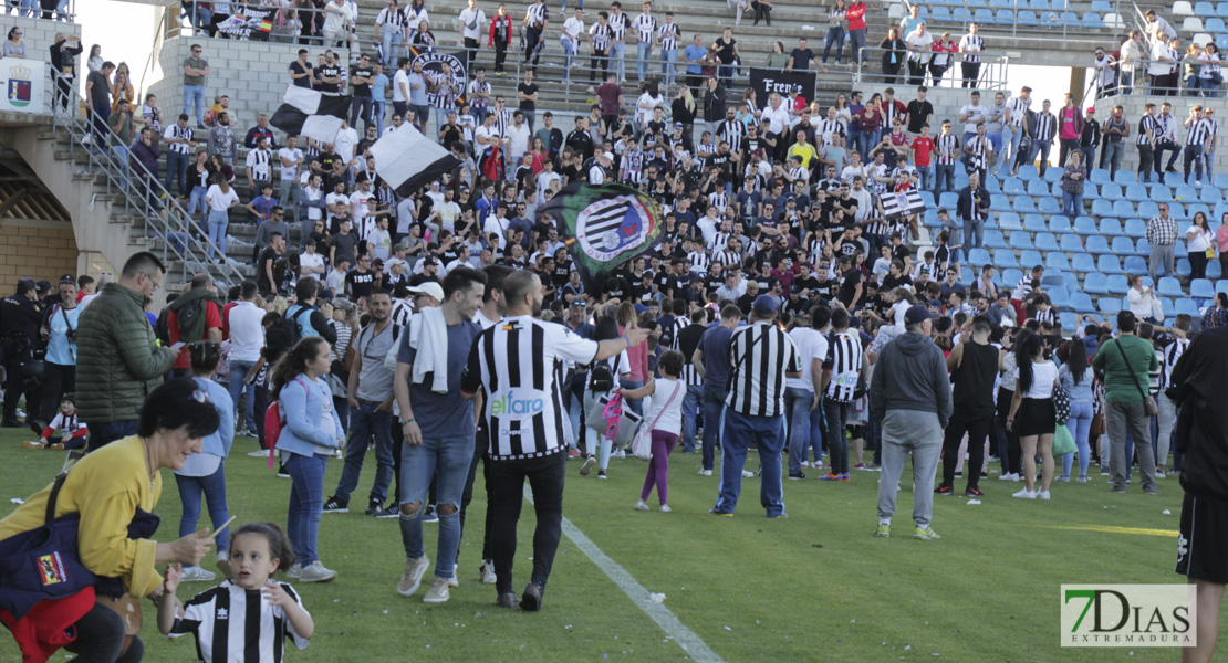 Los blanquinegros celebran la permanencia en el césped del Nuevo Vivero