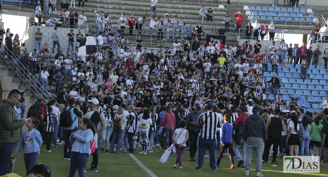 Los blanquinegros celebran la permanencia en el césped del Nuevo Vivero