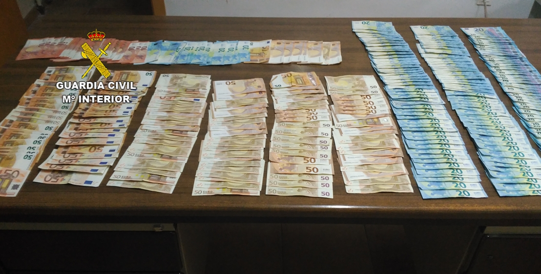 La Guardia Civil encuentra más de 10.000 euros en una cuneta