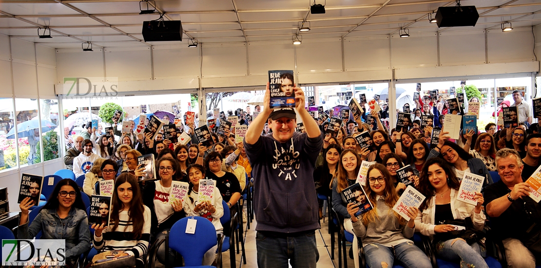 Blue Jeans acapara todas las miradas adolescentes en la Feria del Libro 2018