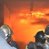 Los bomberos estudian el comportamiento del fuego dentro de un contenedor para flashover