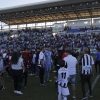 Los blanquinegros celebran la permanencia en el césped del Nuevo Vivero