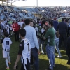 Los blanquinegros celebran la permanencia en el césped del Nuevo Vivero