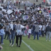 Los blanquinegros celebran la permanencia en el césped del Nuevo Vivero