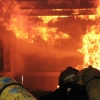 Los bomberos estudian el comportamiento del fuego dentro de un contenedor para flashover