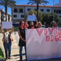 Una joven pacense acampa ante la casa de Vara para exigir una vivienda digna