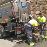 El agua corriente vuelve a los grifos de Hornachos, pero no se puede beber y sigue el reparto