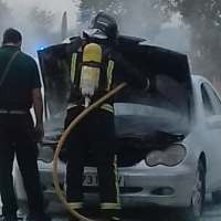 El fuego causa graves daños a un vehículo en una rotonda