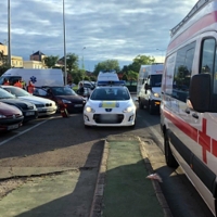 Una mujer y un menor heridos en una colisión en una rotonda de Badajoz
