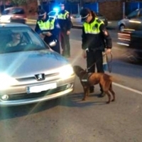 Circula sin luz, casi se estrella contra la Policía y se niega a pasar el test de alcoholemia