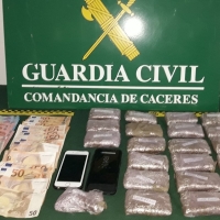 La Guardia Civil encuentra 2.200 gramos de hachís en un vehículo