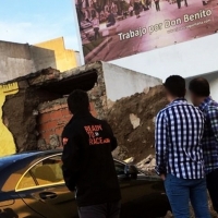 Se derrumba una tapia sobre un automóvil