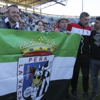 Los blanquinegros celebran la permanencia en el césped del Nuevo Vivero