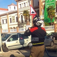 Pierde el control impactando contra una señal de tráfico y una farola en Badajoz