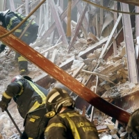 Los bomberos siguen buscando a los desaparecidos bajo los escombros