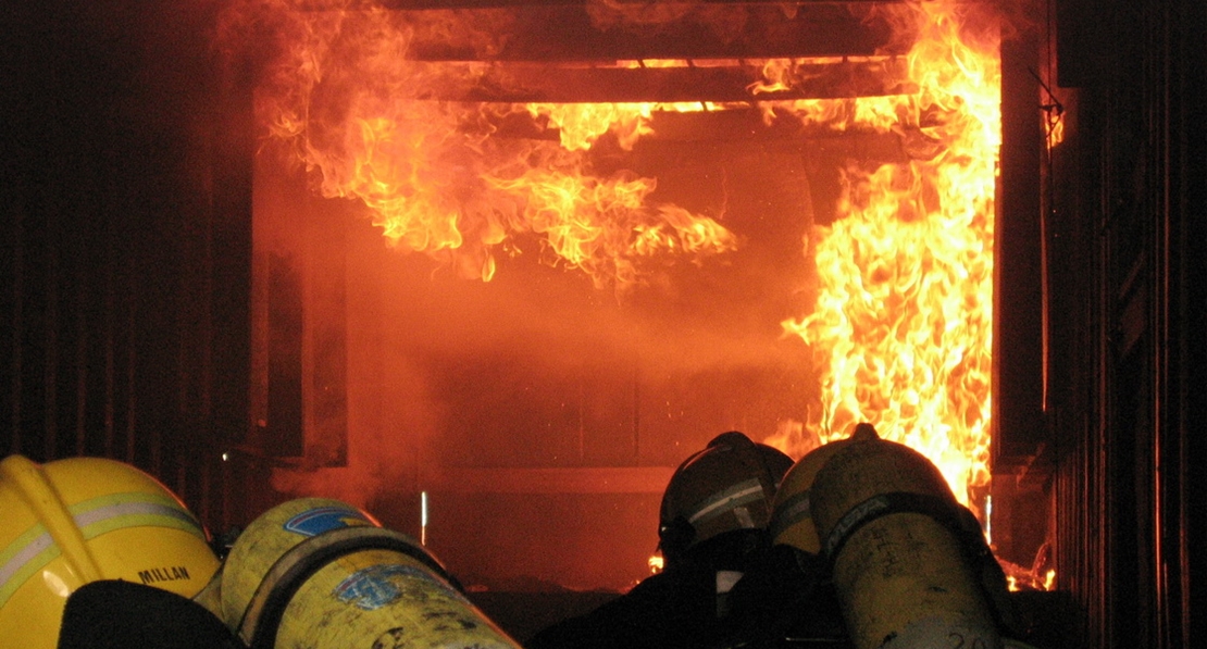 Los bomberos estudian el comportamiento del fuego dentro de un contenedor para flashover