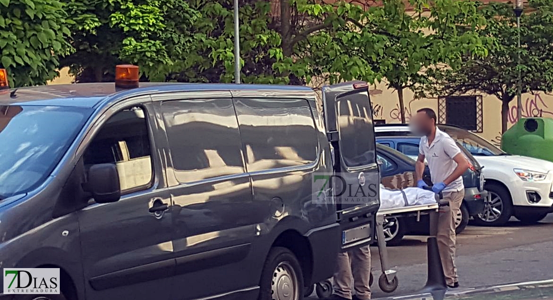 Una mujer cae desde el último piso de un edificio en Badajoz