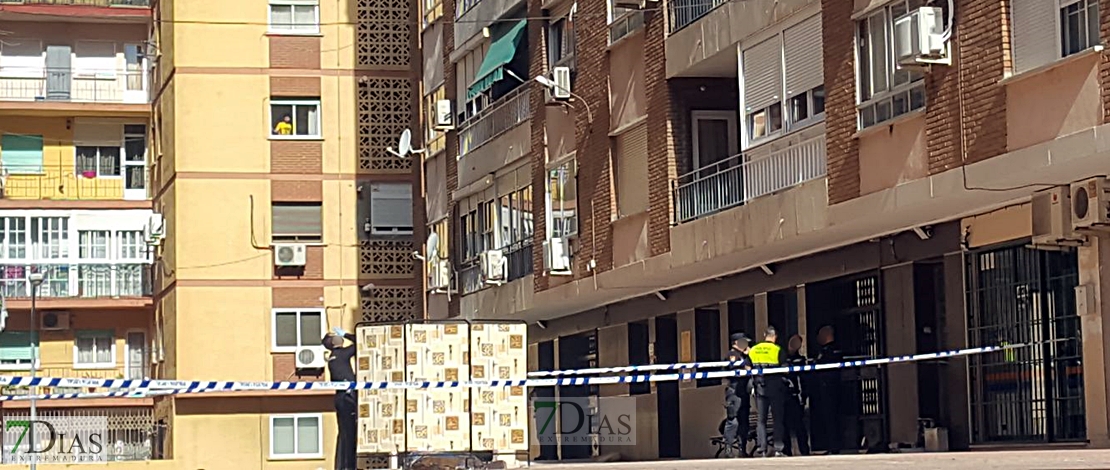 Una mujer cae desde el último piso de un edificio en Badajoz