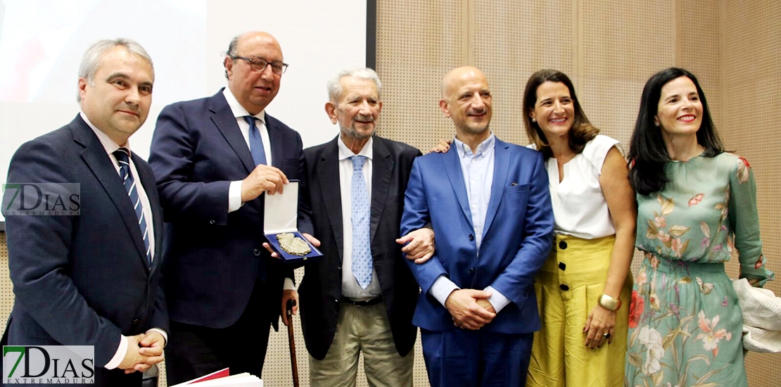 Diferentes personalidades asisten al homenaje de José Antonio Marcos en Badajoz