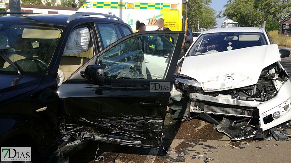 Importante colisión entre dos automóviles en Badajoz