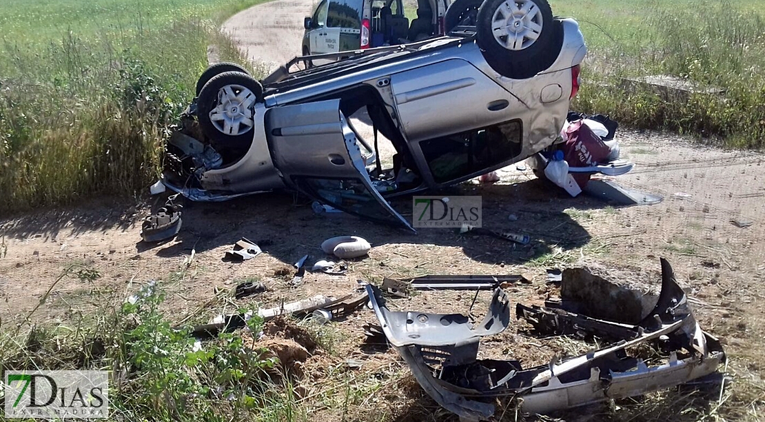 Accidente y posterior vuelco en la carretera de Sevilla