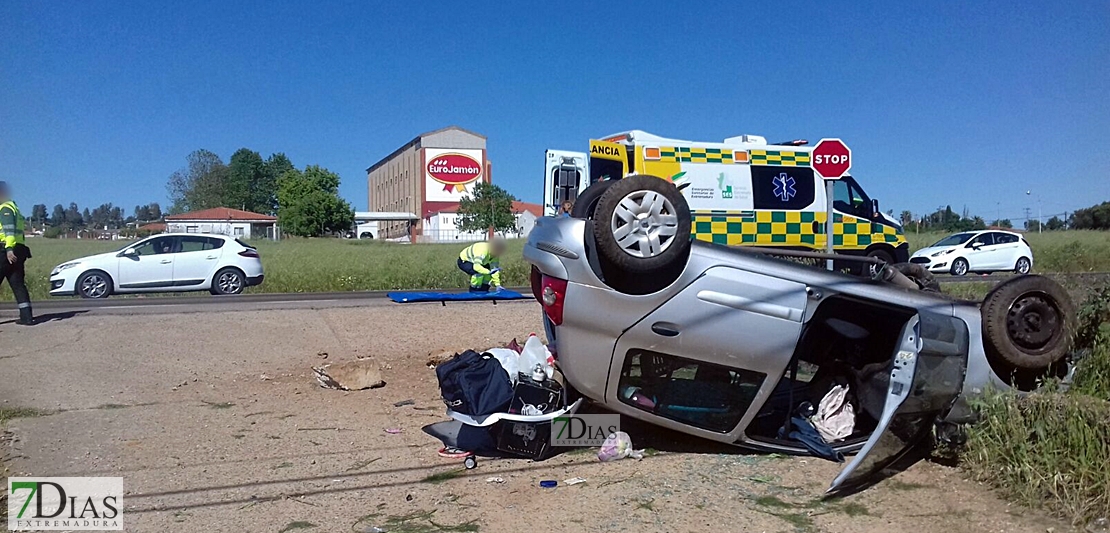 Accidente y posterior vuelco en la carretera de Sevilla